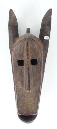 Ancien masque de danse zoomorphe en bois dur 