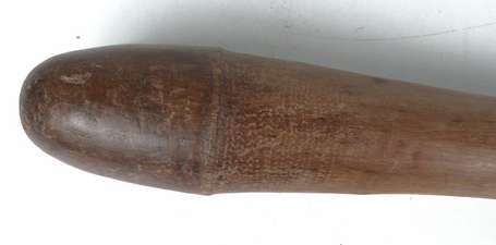Ancienne massue en bois dur de forme phallique à 