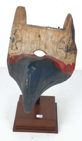 Ancien masque de danse 'Tête d'aigle'. Traces de 