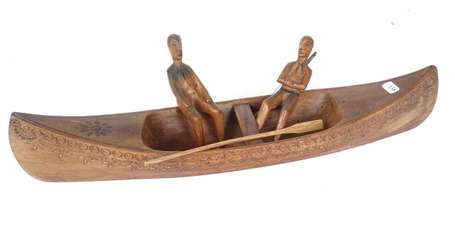 Ancien canoë de rivière en bois avec deux 