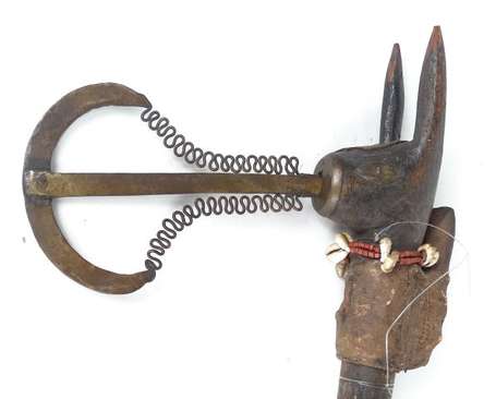 Ancienne récade de cérémonie zoomorphe en bois dur
