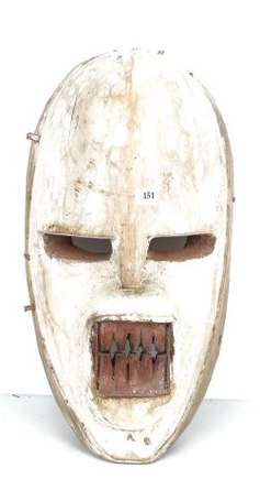 Ancien masque en bois léger 'Mowei'. Cérémonie du 
