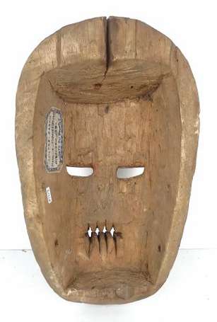 Ancien masque en bois léger 'Mowei'. Cérémonie du 