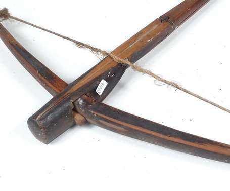 Ancienne arbalète de chasse en bois dur à patine 