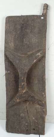 Ancienne porte sculptée de deux têtes de buffle 