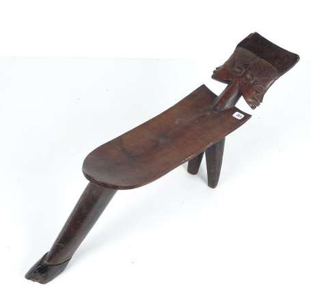 Ancien tabouret de chasseur tripode sculpté d'une 