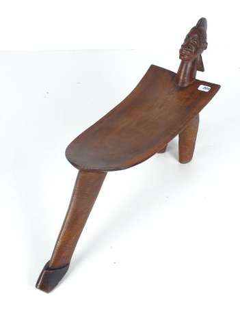 Ancien tabouret de chasseur tripode sculpté d'une 