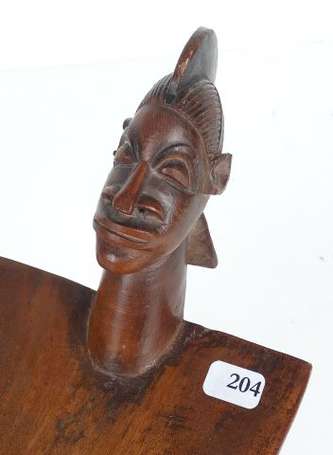 Ancien tabouret de chasseur tripode sculpté d'une 