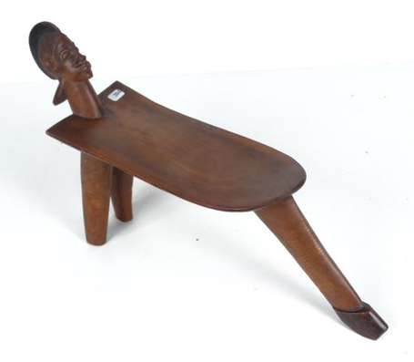 Ancien tabouret de chasseur tripode sculpté d'une 