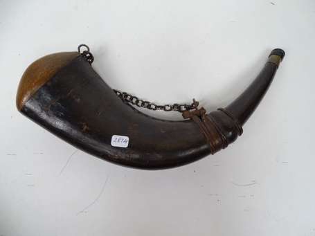 Poire à poudre pour fusil en corne. L. 33 cm