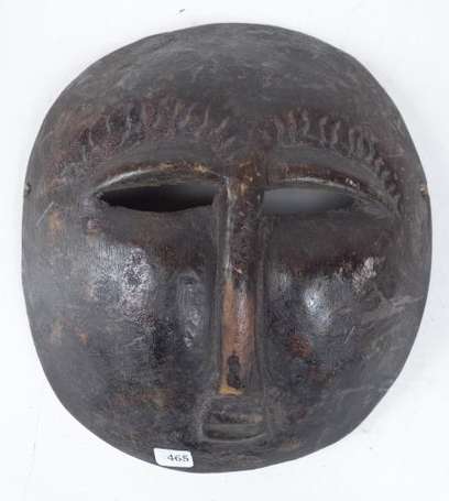 Un masque lunaire en bois. Hauteur 24 cm. Guinée