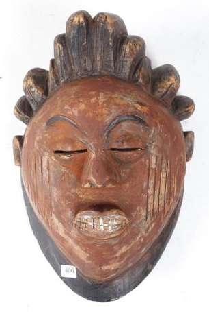 Un masque en bois léger. Hauteur 27 cm. Punu. 