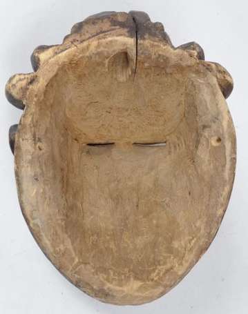 Un masque en bois léger. Hauteur 27 cm. Punu. 