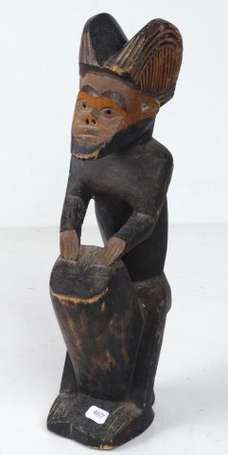 Une statuette en bois bicolore vers 1900. Hauteur 