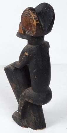 Une statuette en bois bicolore vers 1900. Hauteur 