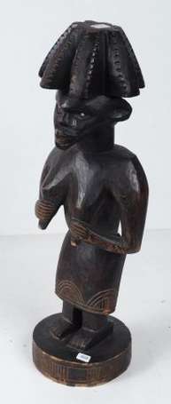 Une statuette féminine en bois bicolore, vers 1900