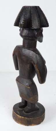 Une statuette féminine en bois bicolore, vers 1900