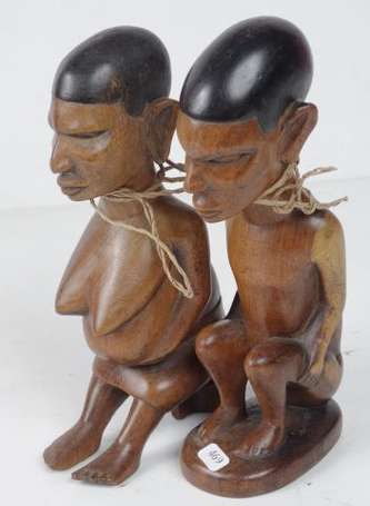 Un couple de statuettes assises en bois dur 