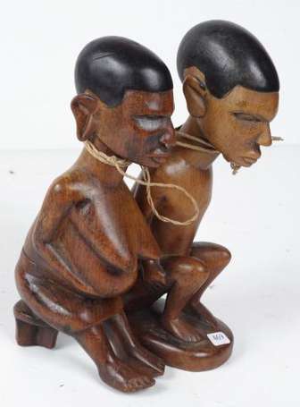 Un couple de statuettes assises en bois dur 