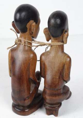 Un couple de statuettes assises en bois dur 