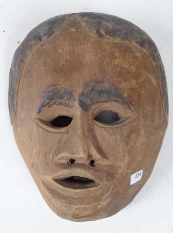 un masque de danse en bois bicolore. Hauteur 24 cm