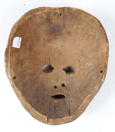 un masque de danse en bois bicolore. Hauteur 24 cm