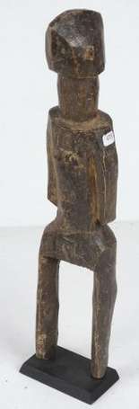 Une ancienne statuette votive en bois dur. Hauteur