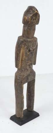 Une ancienne statuette votive en bois dur. Hauteur