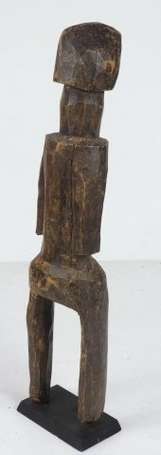 Une ancienne statuette votive en bois dur. Hauteur