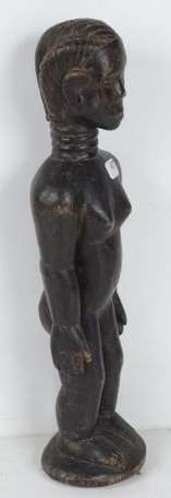 Une ancienne statuette en bois noirci. Hauteur 35 