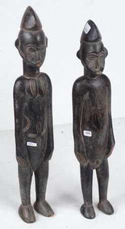 Un couple de statuettes en bois dur. Hauteur 46 cm