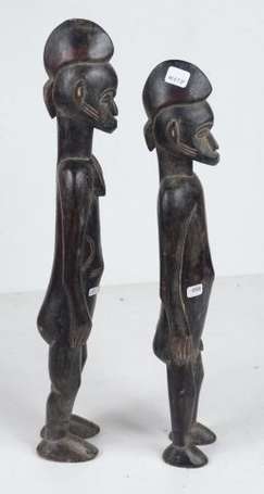 Un couple de statuettes en bois dur. Hauteur 46 cm
