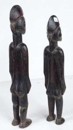 Un couple de statuettes en bois dur. Hauteur 46 cm