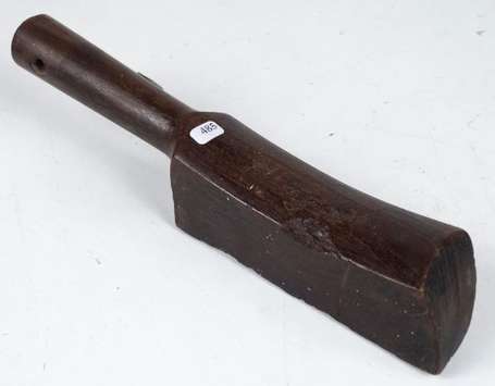 Un battoir à tapa en bois dur. Longueur 32 cm. 