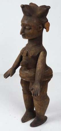 Une statue votive en bois naturel. Accident et 