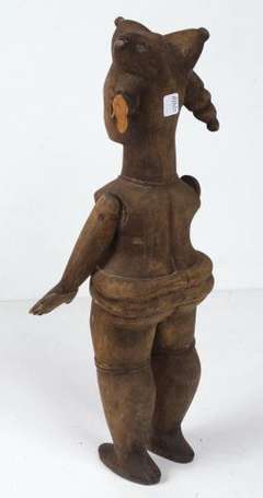 Une statue votive en bois naturel. Accident et 