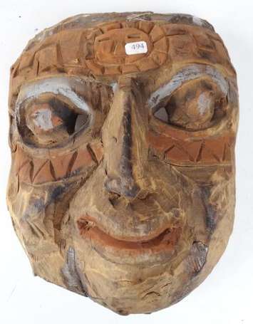 Un masque de danse en bois polychrome. Hauteur 30 