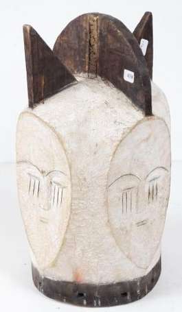 Un masque heaume en bois avec reste de polychromie