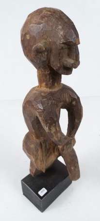 Une ancienne statuette. Bois naturel. Hauteur 37 