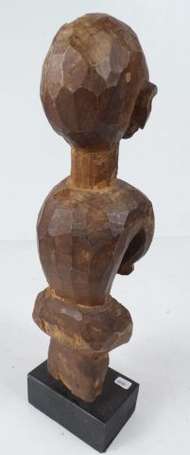 Une ancienne statuette. Bois naturel. Hauteur 37 