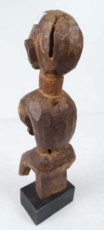 Une ancienne statuette. Bois naturel. Hauteur 37 