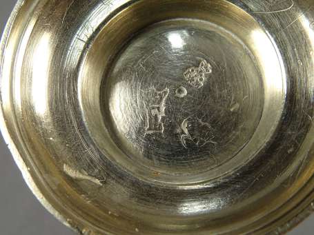 Timbale sur piédouche en argent souligné d'un 