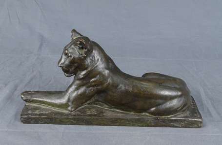 RICHE Louis (1877-1949) - Lionne couchée. Sujet en