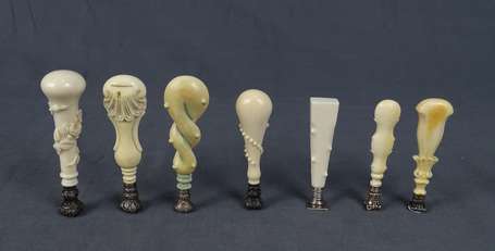 Lot de sept sceaux en ivoire sculptés monture 