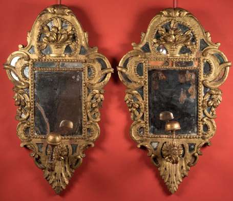 Paire de Miroirs porte perruque, le cadre doré 