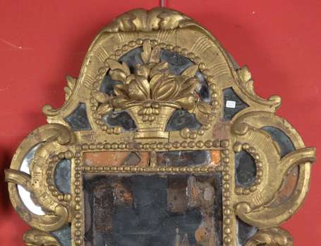 Paire de Miroirs porte perruque, le cadre doré 