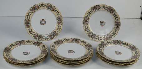 12 assiettes en porcelaine de Paris peintes 