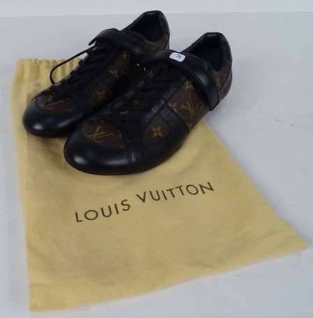 LOUIS VUITTON - Sneakers en cuir noir et toile 