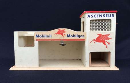 MOBILOIL / MOBILGAS : Garage en bois des années 