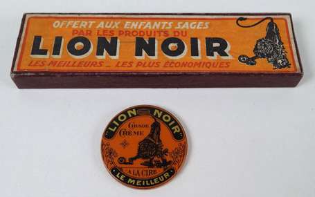 LION NOIR : Miroir de poche. On y joint un plumier